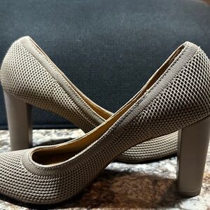 Adrienne Vittadini Women's Tan Textured Heels